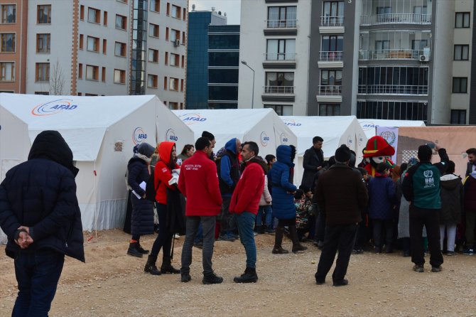 Elazığlı depremzedeler Van'daki düşen çığın üzüntüsünü yaşıyor