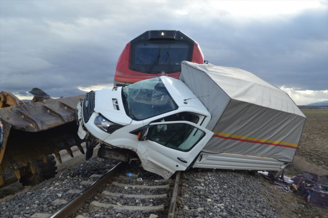 Hemzemin geçitten geçmeye çalışan kamyonete yük treni çarptı: 1 yaralı