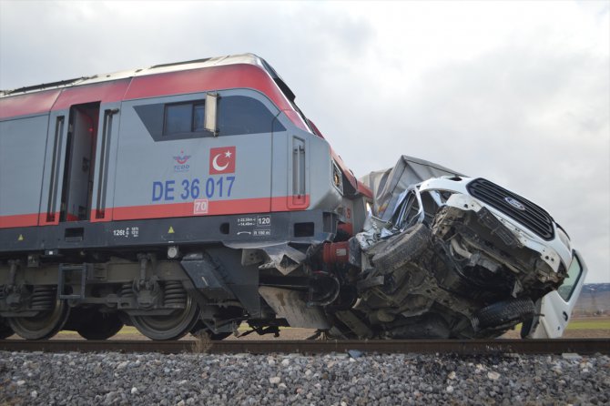 Hemzemin geçitten geçmeye çalışan kamyonete yük treni çarptı: 1 yaralı