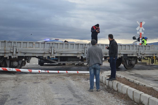 Hemzemin geçitten geçmeye çalışan kamyonete yük treni çarptı: 1 yaralı