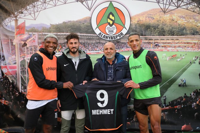 Kestelspor'un centilmen futbolcusuna, Alanyaspor forması hediye edildi