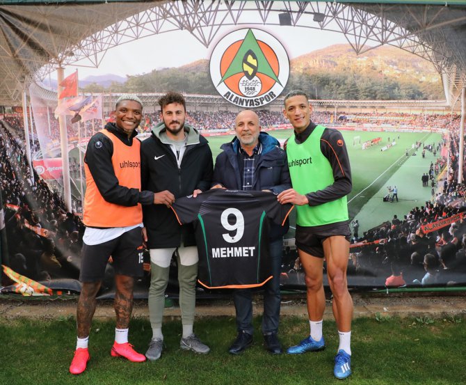 Kestelspor'un centilmen futbolcusuna, Alanyaspor forması hediye edildi