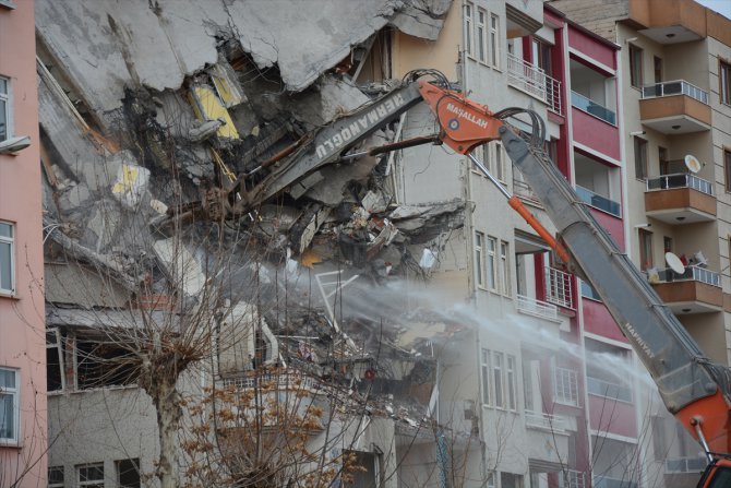 Malatya'da ağır hasarlı bina kontrollü şekilde yıkılıyor