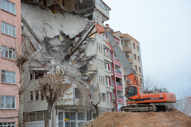 Malatya'da ağır hasarlı bina kontrollü şekilde yıkılıyor