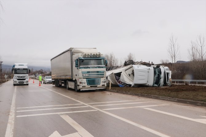 Tokat'ta devrilen tırın şoförü yaralandı