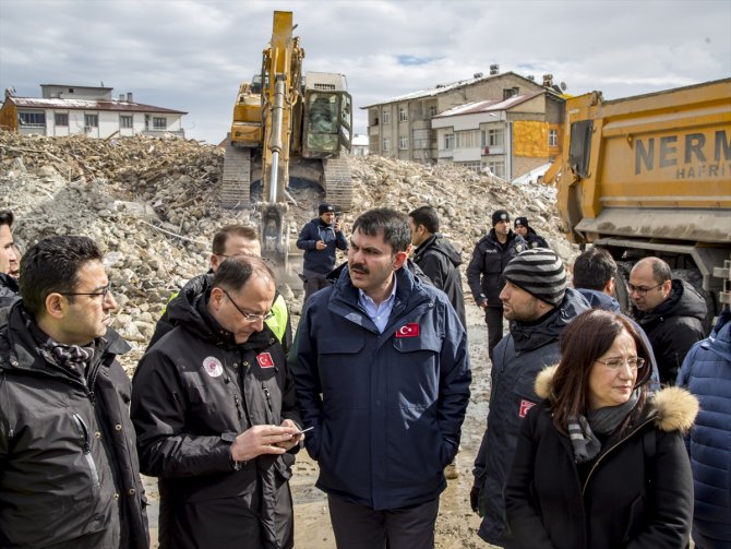 Çevre ve Şehircilik Bakanı Kurum deprem bölgesinde inceleme yaptı