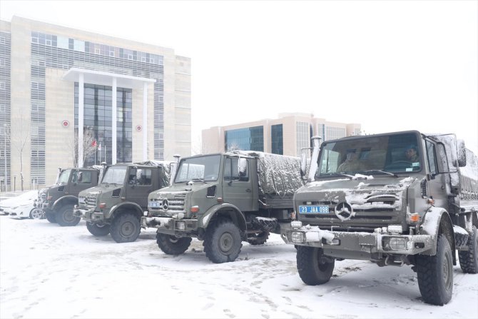 Jandarmaya ait askeri kamyonlar depremzedelerin eşyasını taşıyacak