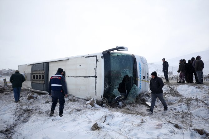 Kayseri'de tur otobüsü devrildi: 43 yaralı