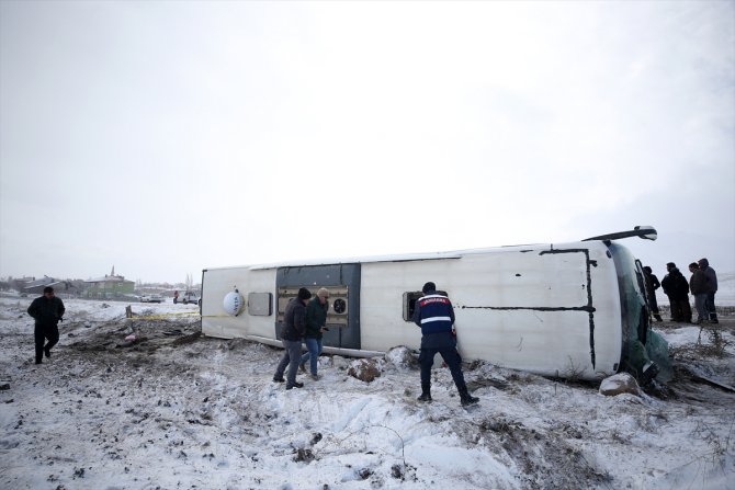 Kayseri'de tur otobüsü devrildi: 43 yaralı