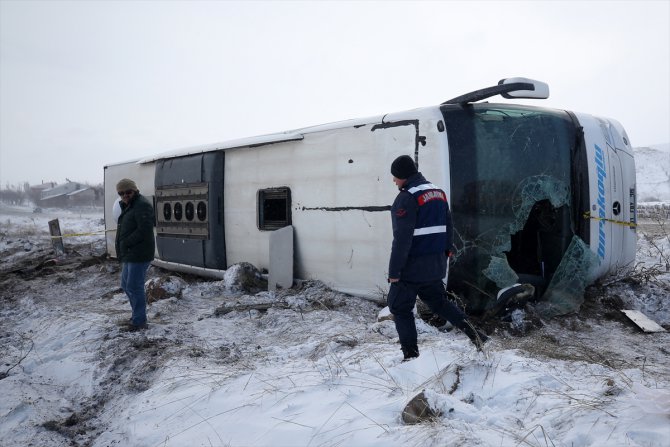 Kayseri'de tur otobüsü devrildi: 43 yaralı