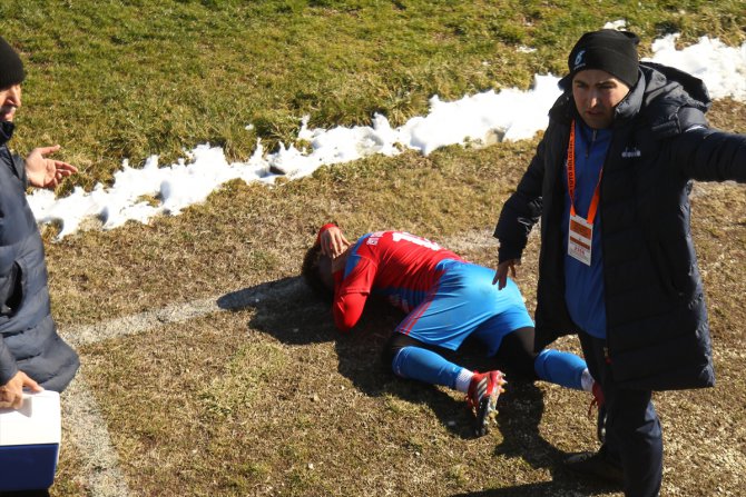 Amatör ligde stadın dışından atılan taşlarla bir futbolcu yaralandı