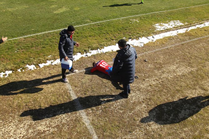 Amatör ligde stadın dışından atılan taşlarla bir futbolcu yaralandı