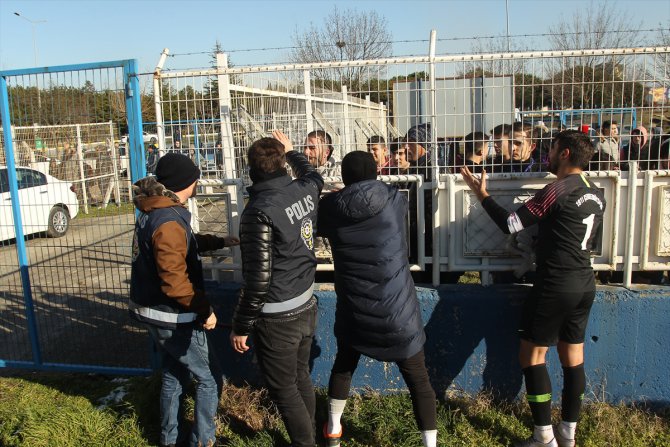 Amatör ligde stadın dışından atılan taşlarla bir futbolcu yaralandı