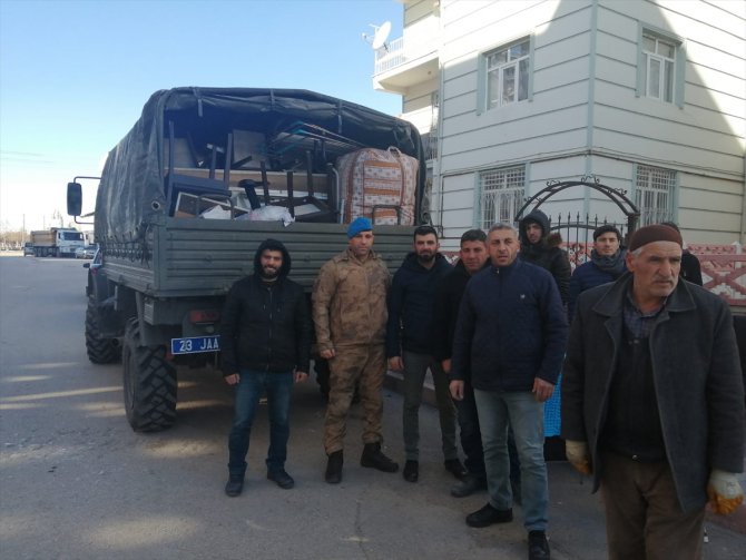 Elazığ'da jandarma depremzedelerin ev eşyasını taşıyor
