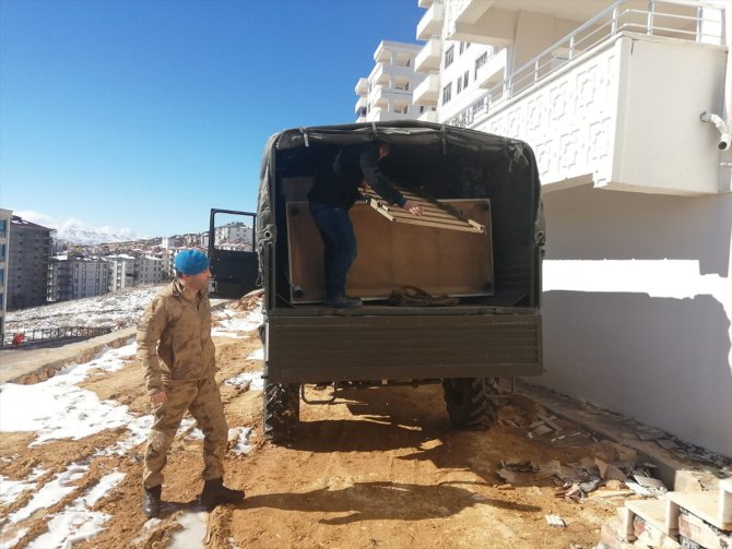 Elazığ'da jandarma depremzedelerin ev eşyasını taşıyor