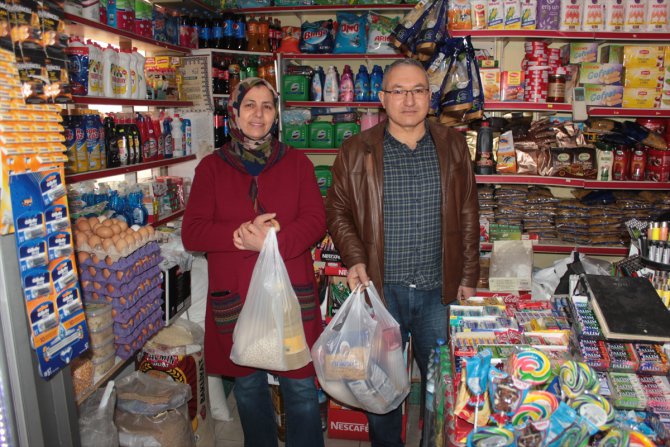 Osmaniye'de iki hayırsever mahallenin tüm bakkal borcunu ödedi