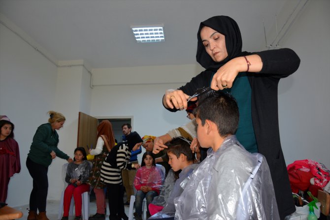 Şanlıurfa'da kuaför adaylarından kırsaldaki öğrencilere ücretsiz saç bakımı