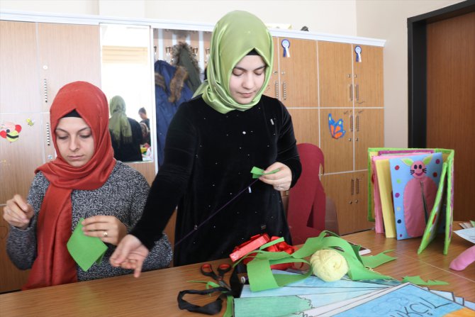 Ağrı'da öğretmen ve öğrenciler depremzede çocuklar için oyuncak hazırlıyor