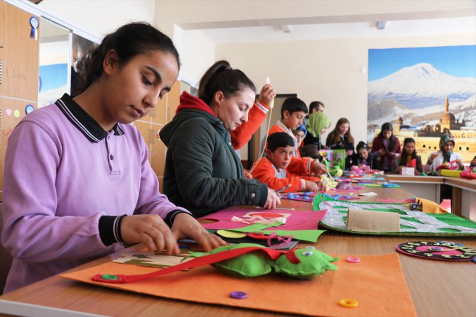 Ağrı'da öğretmen ve öğrenciler depremzede çocuklar için oyuncak hazırlıyor