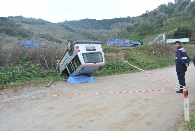 İzmir'de hafif ticari aracın şarampole devrilmesi sonucu bir kişi öldü