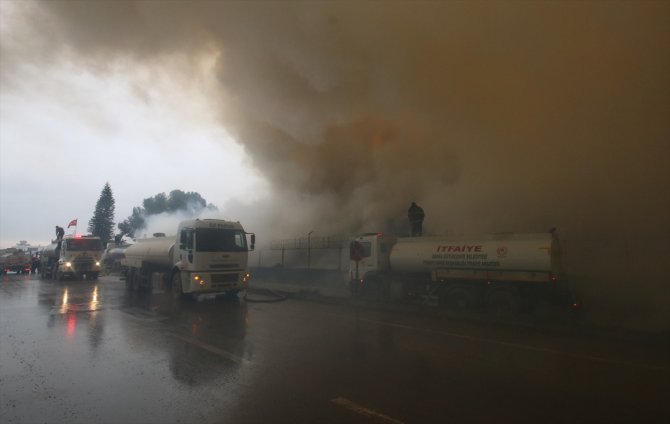 GÜNCELLEME - Adana'da pamuk yağı fabrikasındaki yangın soğutma çalışmaları sırasında yeniden başladı