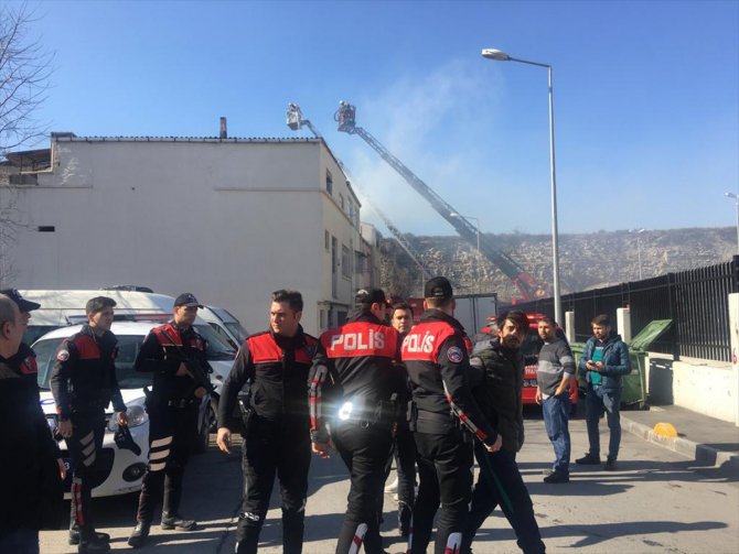 Fatih'te bir evde çıkan yangına itfaiye ekiplerinin müdahalesi sürüyor