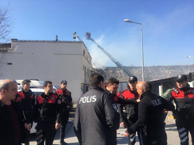 Fatih'te bir evde çıkan yangına itfaiye ekiplerinin müdahalesi sürüyor