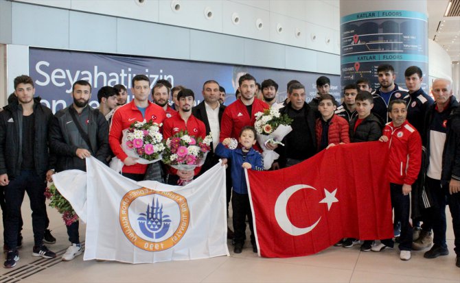 Grekoromen Güreş Milli Takımı, yurda döndü