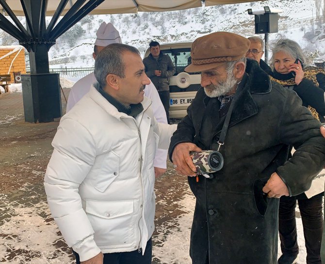 Tunceli Valisi Sonel kabanını soğukta üşüyen engelli vatandaşa giydirdi