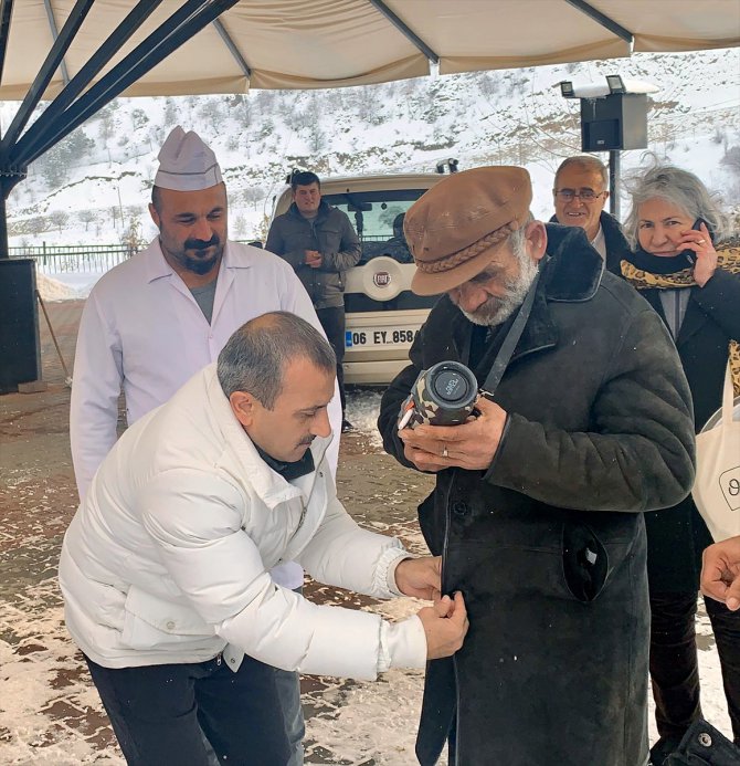 Tunceli Valisi Sonel kabanını soğukta üşüyen engelli vatandaşa giydirdi