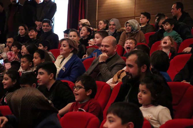 Bakan Soylu depremzede çocuklarla Rafadan Tayfa müzikal gösterisini izledi