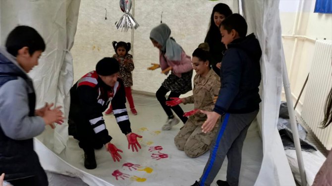 Elazığ'da jandarma psikososyal çalışmalarla çocukların yüzünü güldürdü