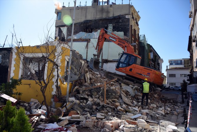 Fatih'de 2 riskli yapının yıkımına başlandı
