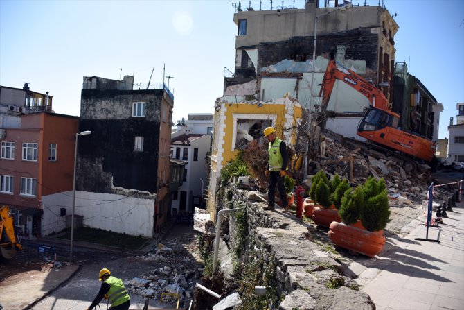 Fatih'de 2 riskli yapının yıkımına başlandı