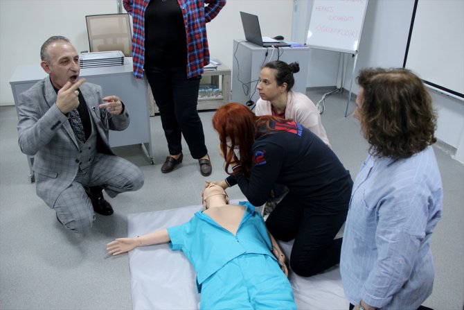 Edirne'de ilk yardım eğitimi alan işitme engellilere sertifika verildi