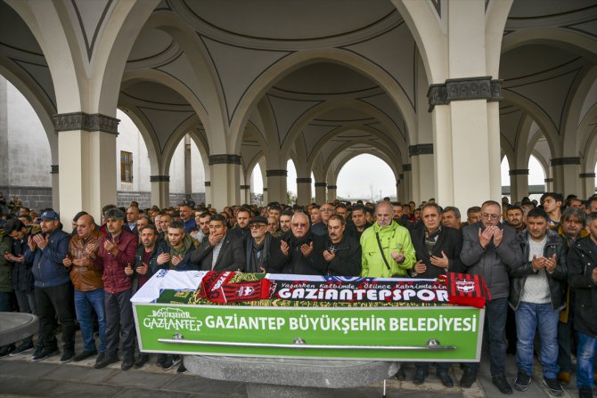 Eski milli futbolcu Mustafa Yücedağ, Gaziantep'te toprağa verildi