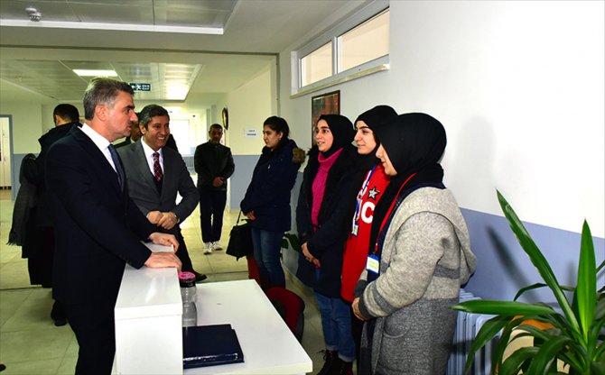 Malatya Valisi Baruş, depremde hasar görünce bina değiştiren okulları ziyaret etti
