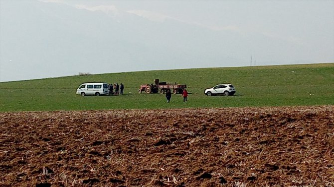 Tarla sürerken düşen çiftçinin üzerinden geçen traktör 1 kilometre gidip direğe çarptı