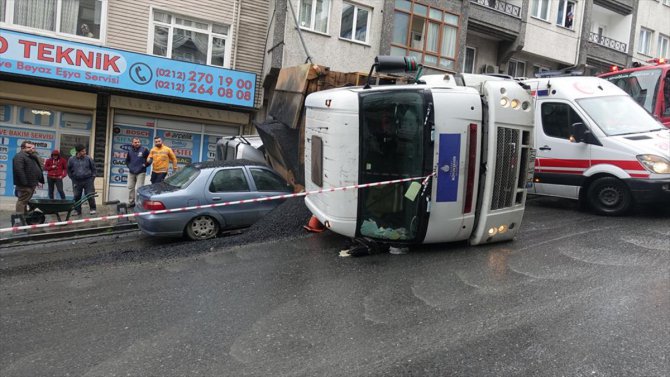 İBB'nin asfalt dökme aracı park halindeki 2 aracın üzerine devrildi