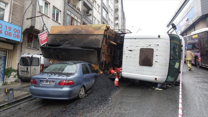 İBB'nin asfalt dökme aracı park halindeki 2 aracın üzerine devrildi