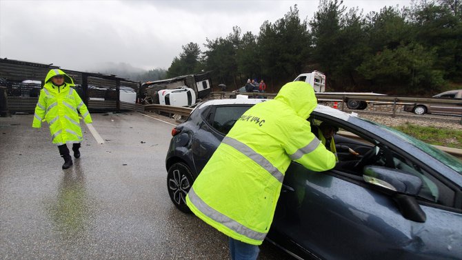 Bursa'da sıfır kilometre otomobil yüklü tır devrildi