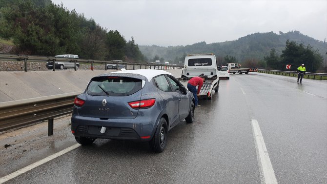 Bursa'da sıfır kilometre otomobil yüklü tır devrildi