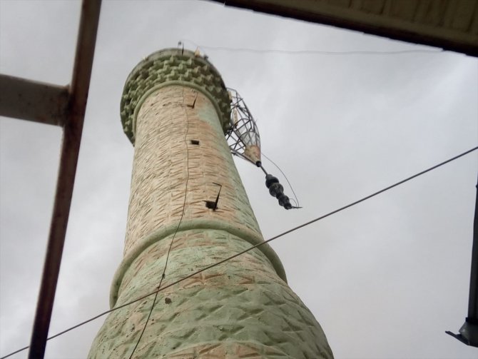 Burdur'da şiddetli rüzgar nedeniyle cami minaresinin külahı yerinden söküldü