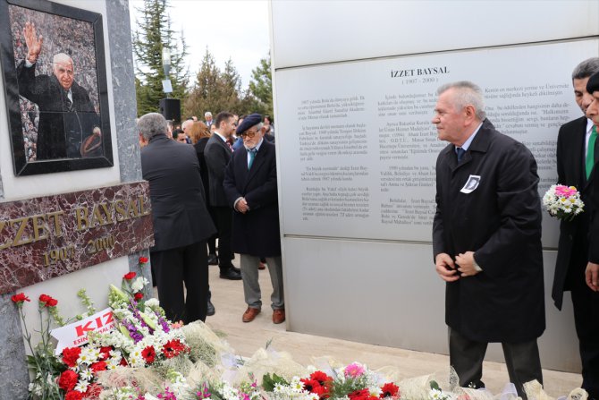 Hayırsever iş insanı İzzet Baysal mezarı başında anıldı