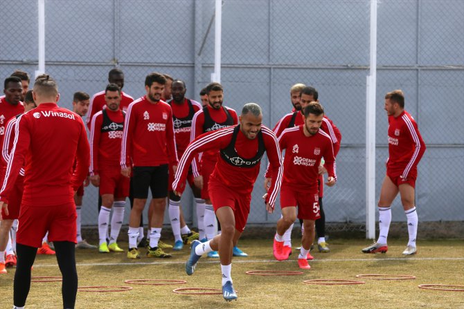 Rıza Çalımbay, bazı futbolcularının Galatasaray ile anılmasını değerlendirdi