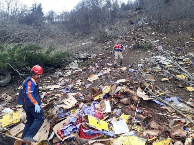 Trabzon'da uçuruma devrilen tırın Rus uyruklu sürücüsü öldü