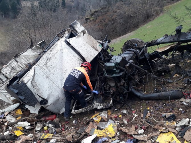 Trabzon'da uçuruma devrilen tırın Rus uyruklu sürücüsü öldü