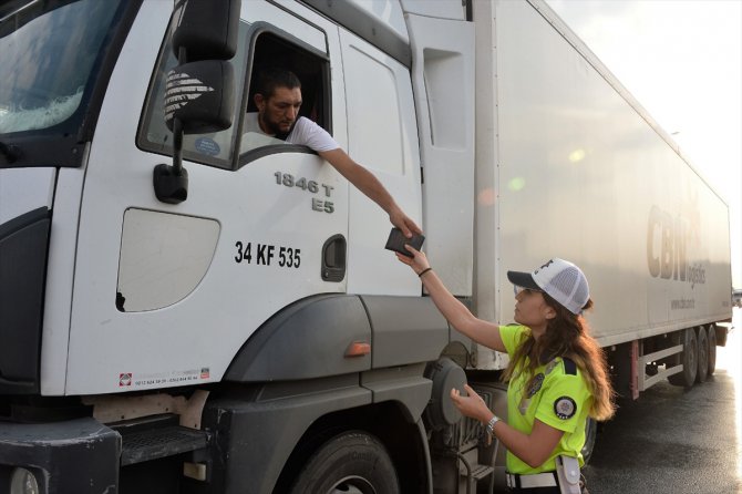 Adana'da kadın polislerden helikopterli trafik uygulaması