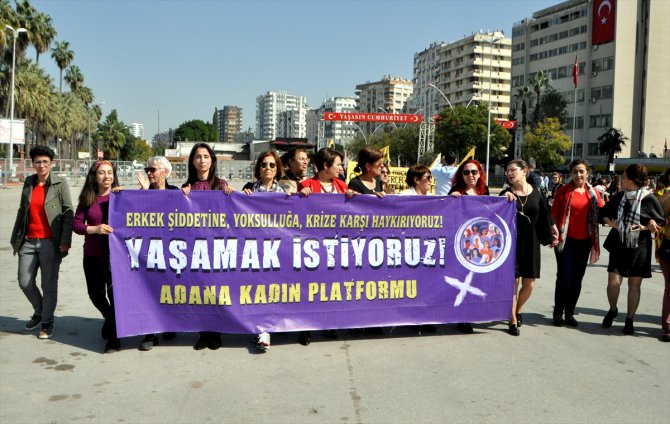 Adana'da 8 Mart Dünya Kadınlar Günü mitingine erkekler alınmadı