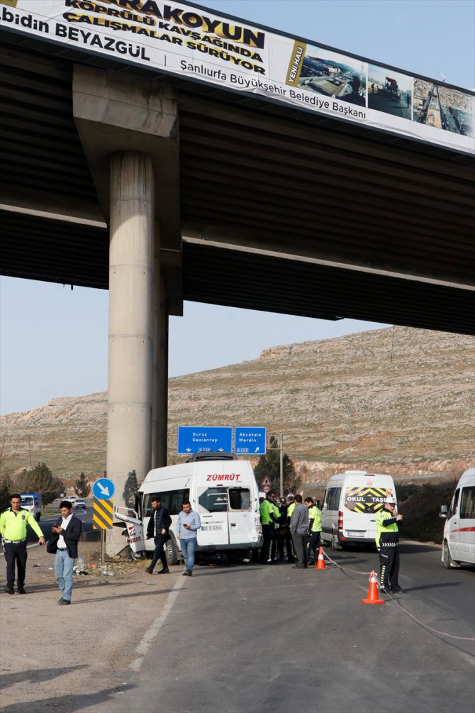 Şanlıurfa'da işçileri taşıyan servis araçları çarpıştı: 18 yaralı